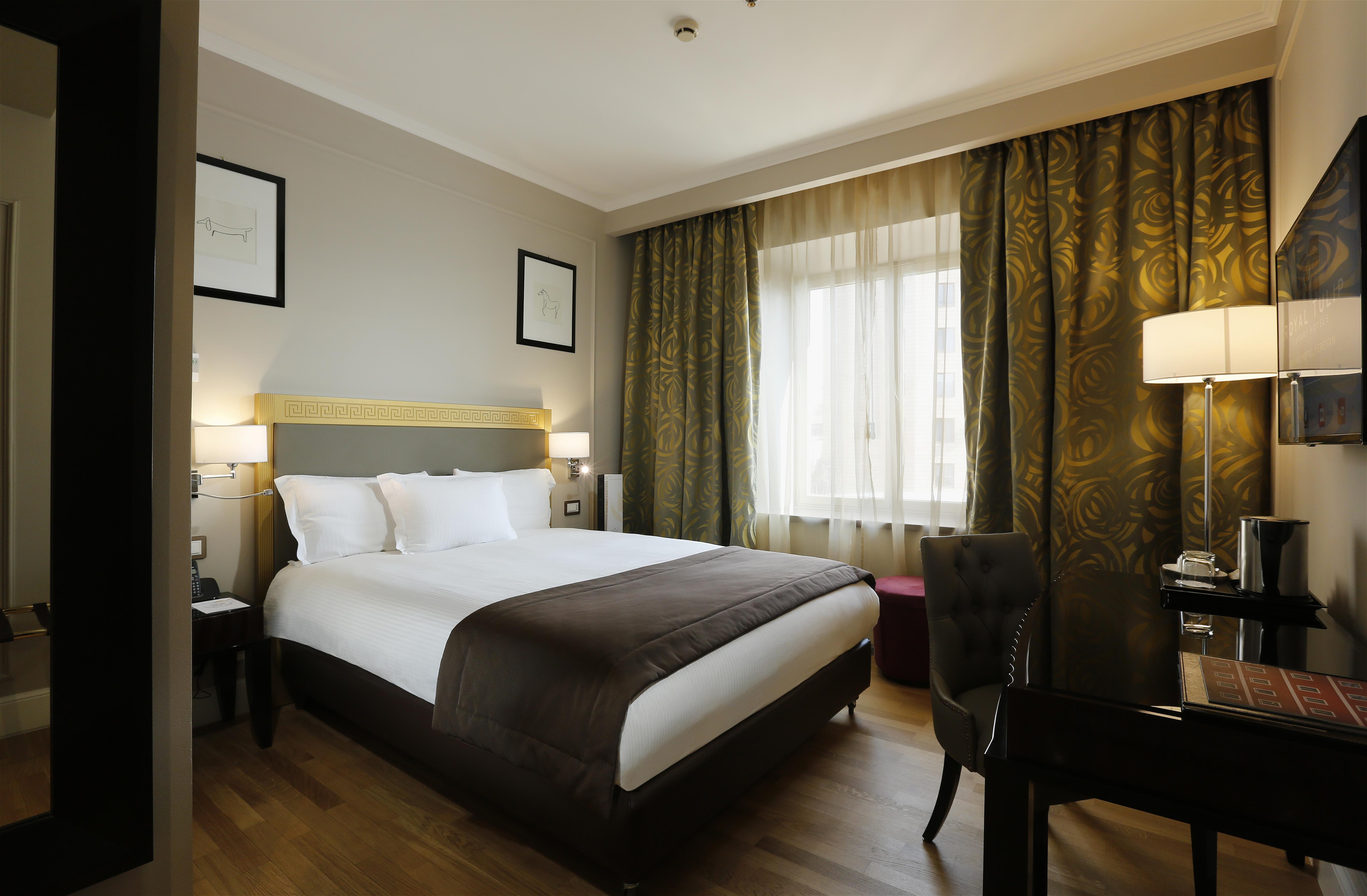 Grand Hotel Yerevan - Small Luxury Hotels Of The World Екстериор снимка A room at the hotel
