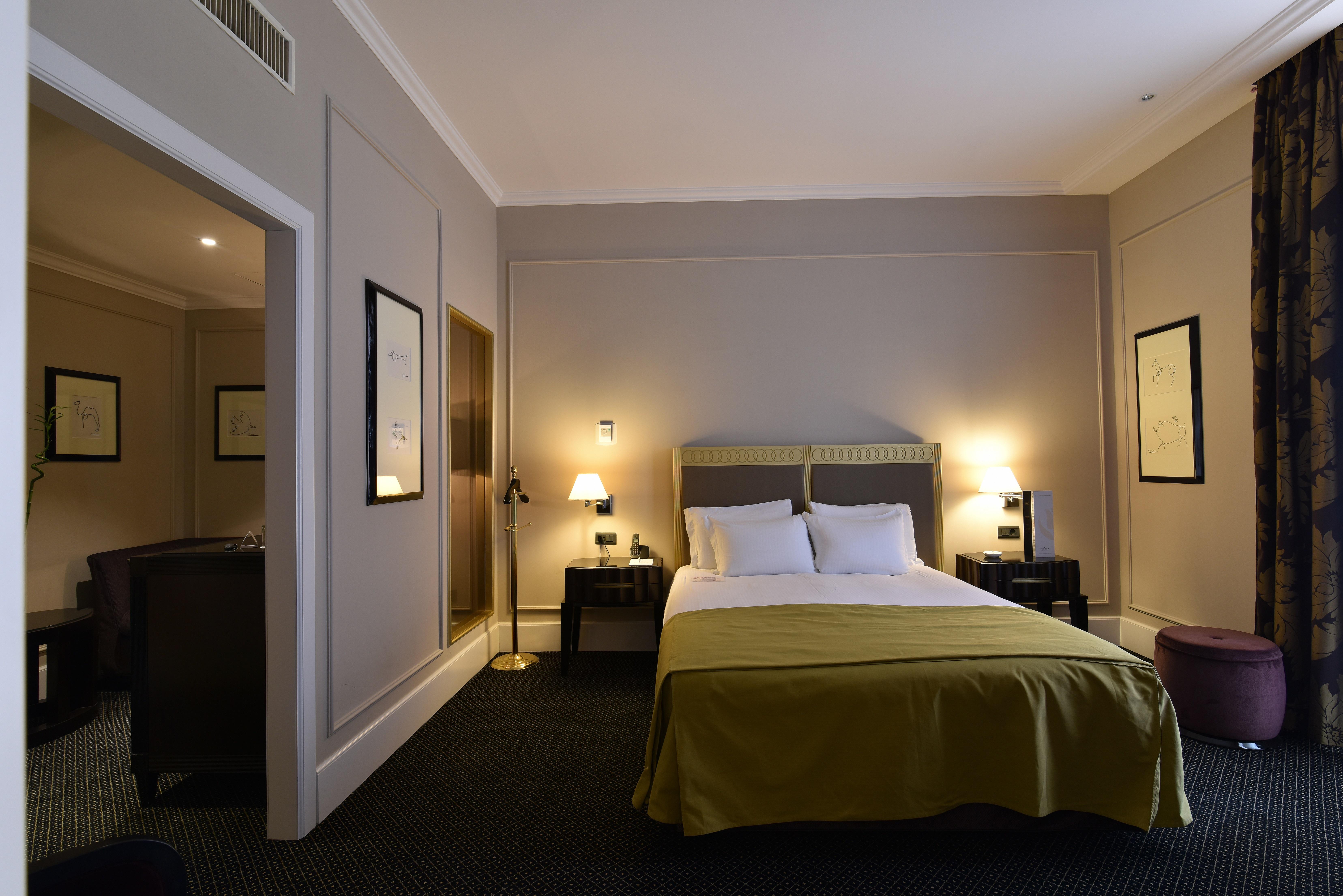 Grand Hotel Yerevan - Small Luxury Hotels Of The World Екстериор снимка A room at the hotel