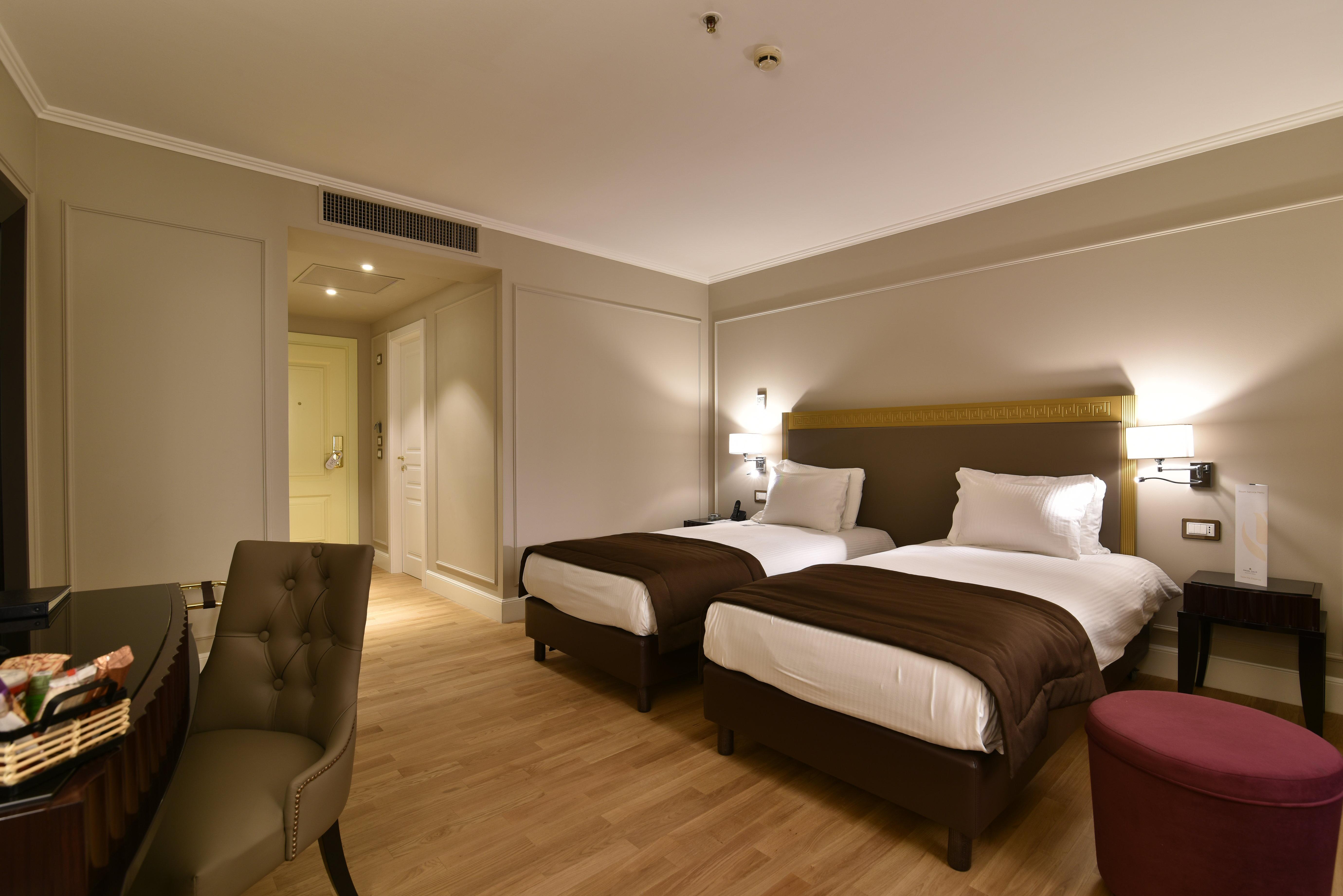 Grand Hotel Yerevan - Small Luxury Hotels Of The World Екстериор снимка A room at the hotel