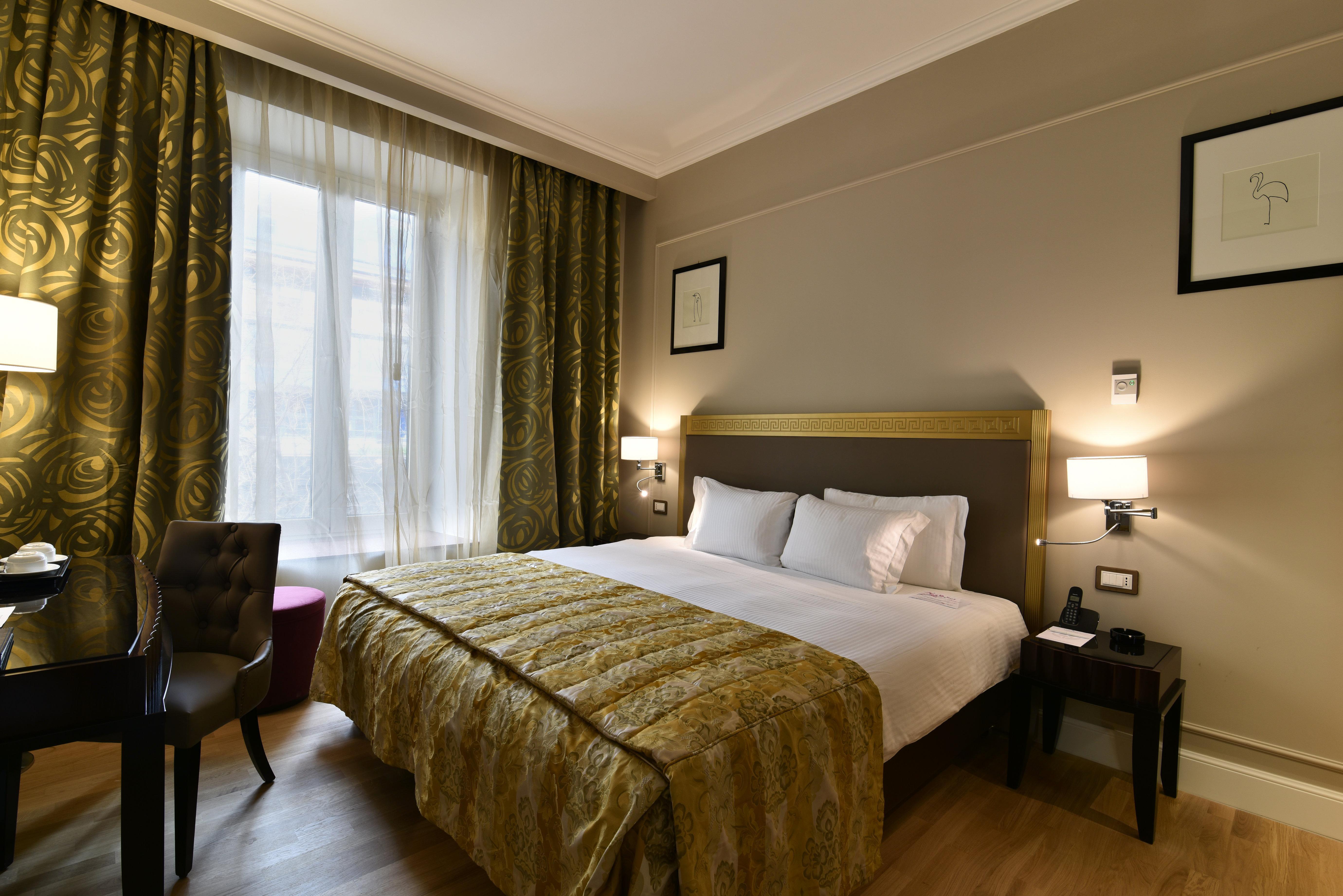 Grand Hotel Yerevan - Small Luxury Hotels Of The World Екстериор снимка A room at the hotel