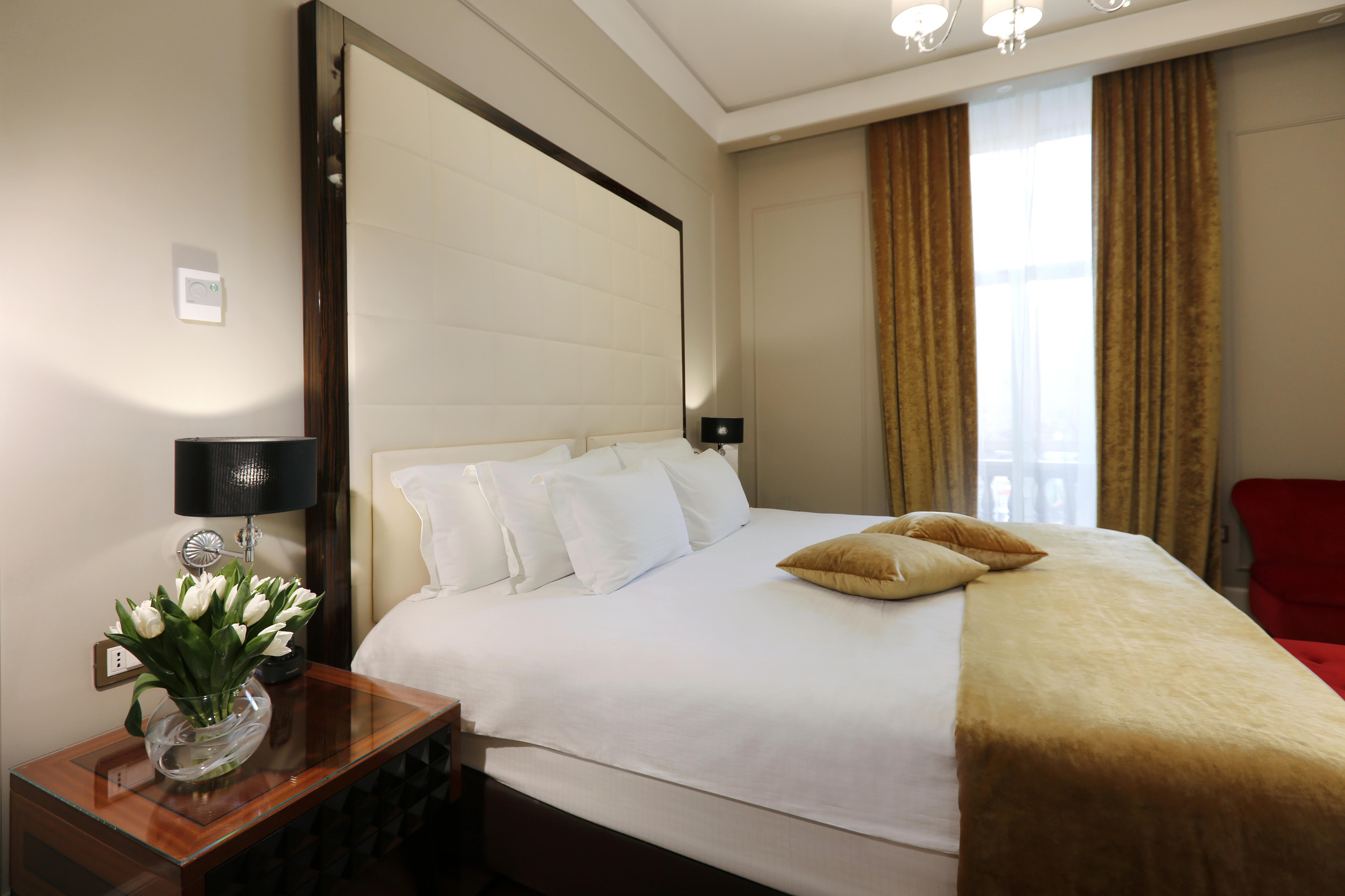 Grand Hotel Yerevan - Small Luxury Hotels Of The World Екстериор снимка A bedroom at the hotel