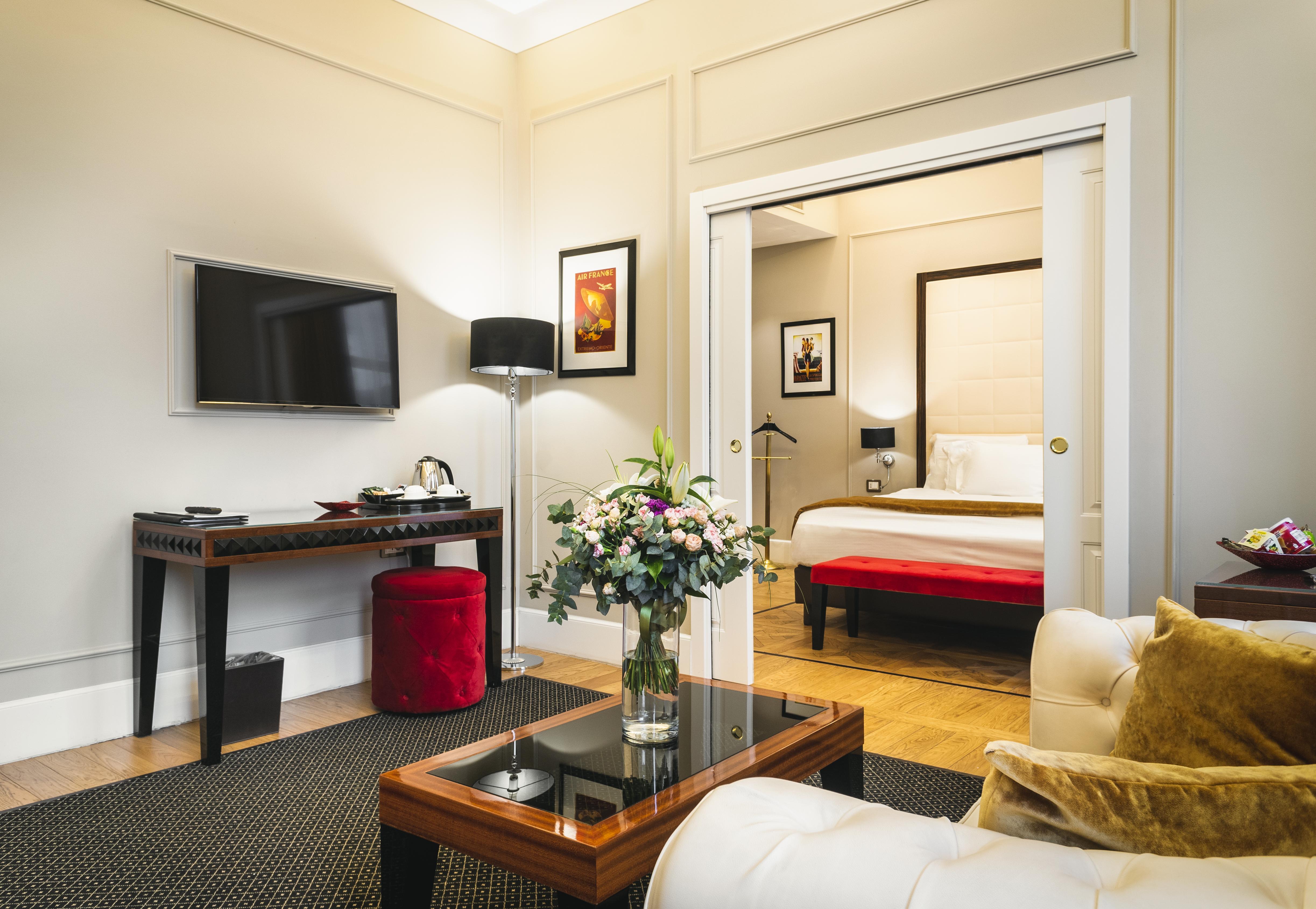 Grand Hotel Yerevan - Small Luxury Hotels Of The World Екстериор снимка A suite at the hotel
