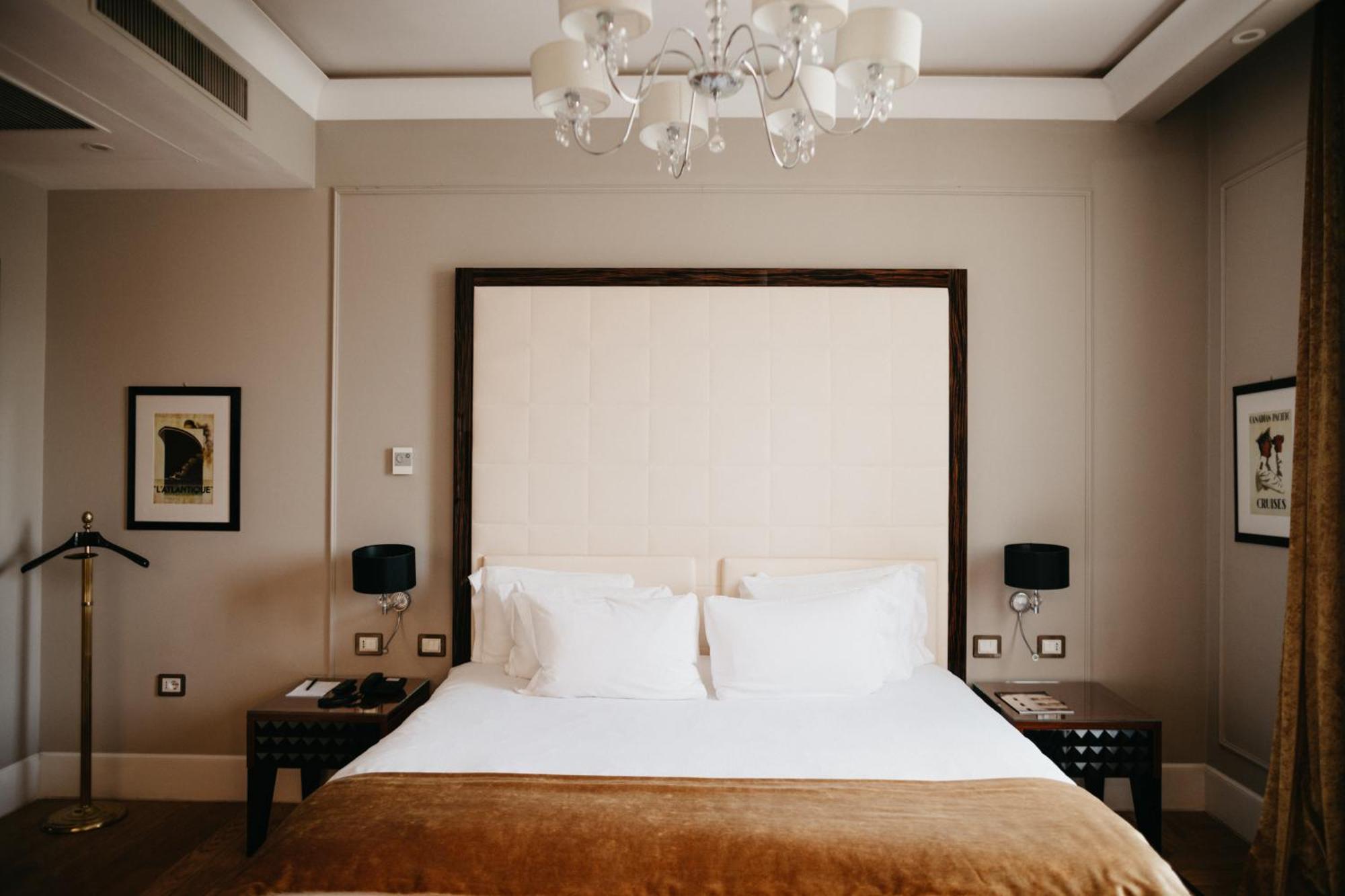 Grand Hotel Yerevan - Small Luxury Hotels Of The World Екстериор снимка A bedroom at the hotel