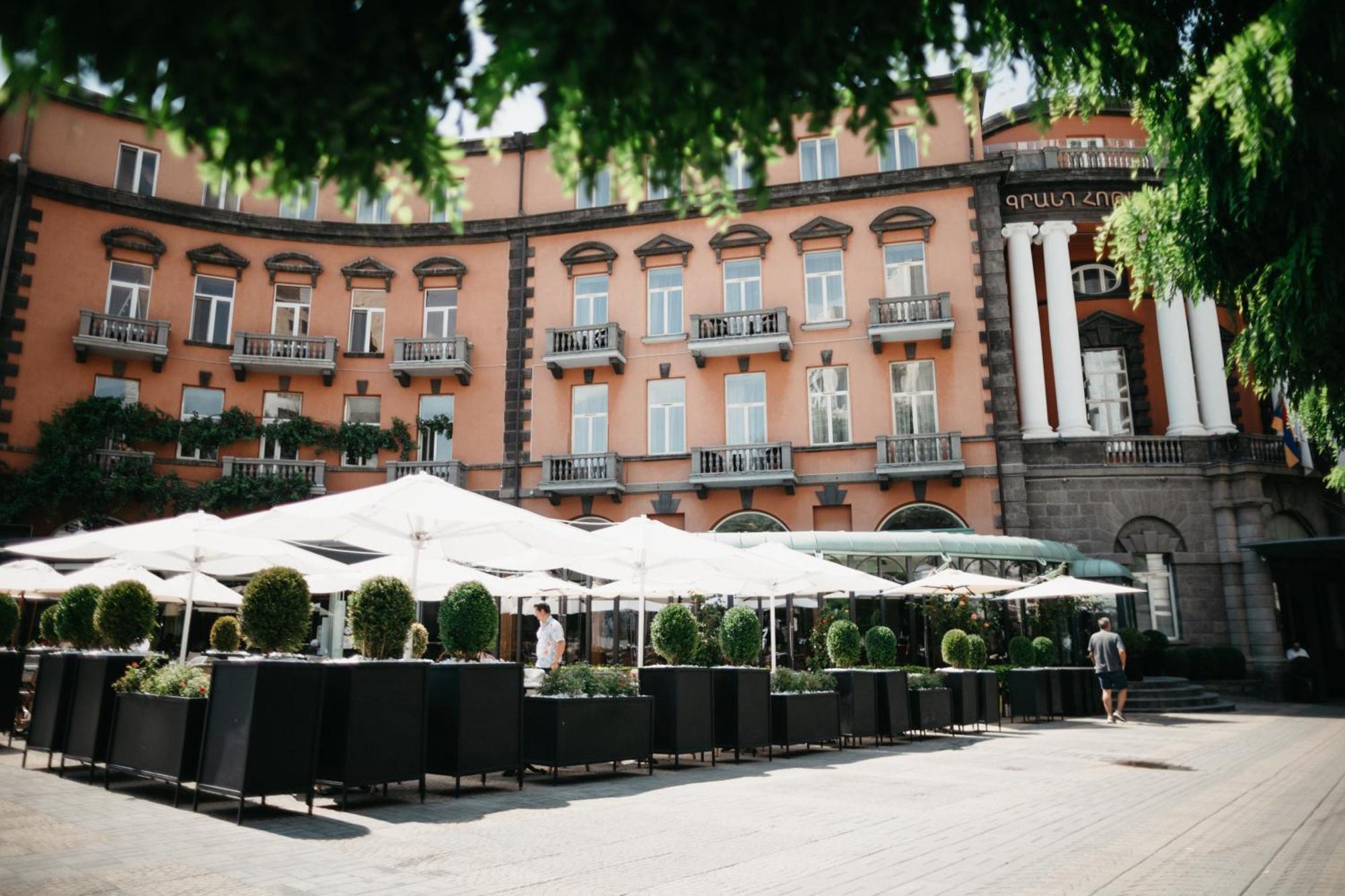 Grand Hotel Yerevan - Small Luxury Hotels Of The World Екстериор снимка