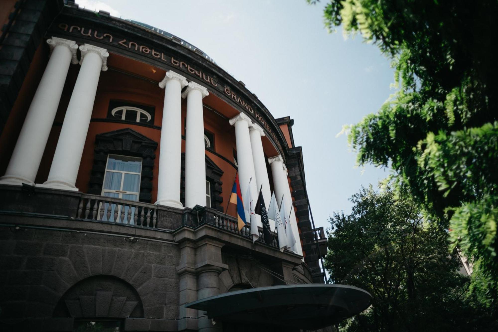 Grand Hotel Yerevan - Small Luxury Hotels Of The World Екстериор снимка The National Museum of Armenia