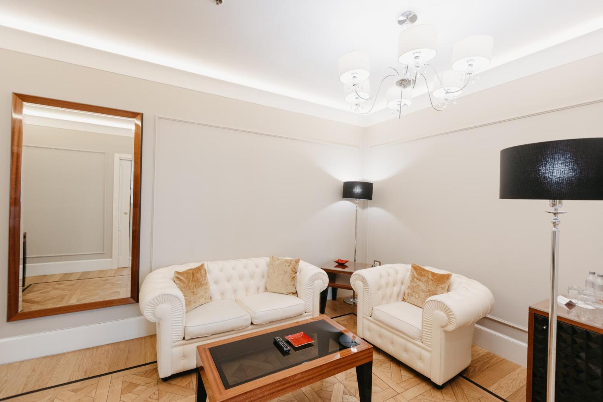 Grand Hotel Yerevan - Small Luxury Hotels Of The World Екстериор снимка