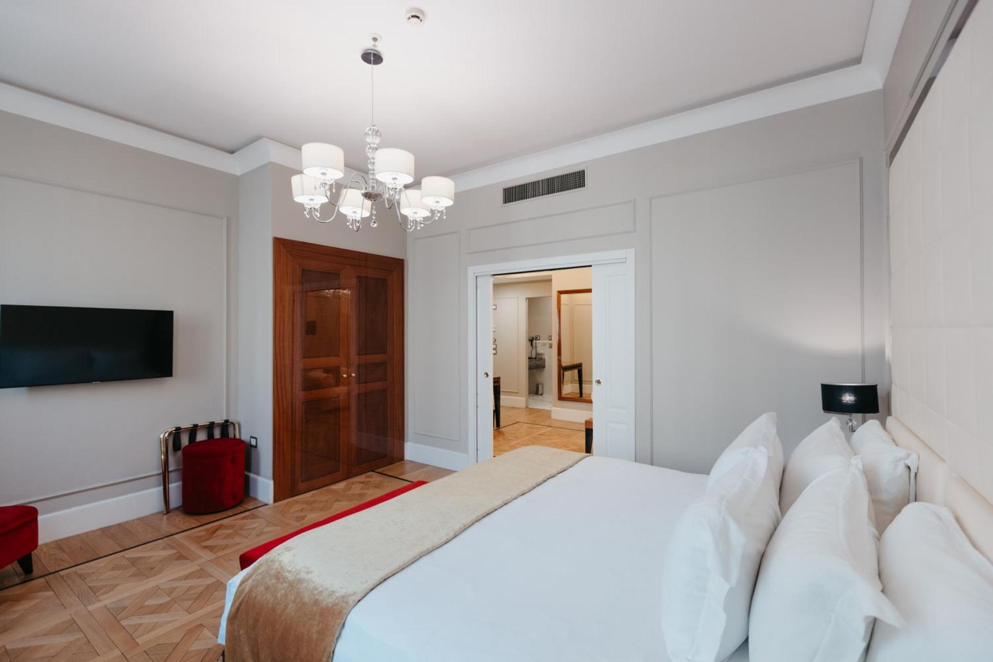 Grand Hotel Yerevan - Small Luxury Hotels Of The World Екстериор снимка