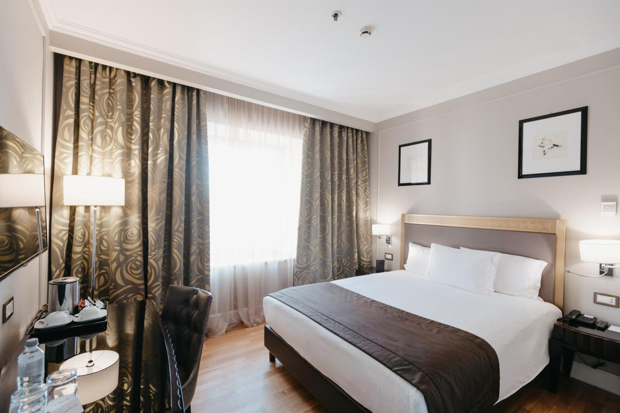 Grand Hotel Yerevan - Small Luxury Hotels Of The World Екстериор снимка