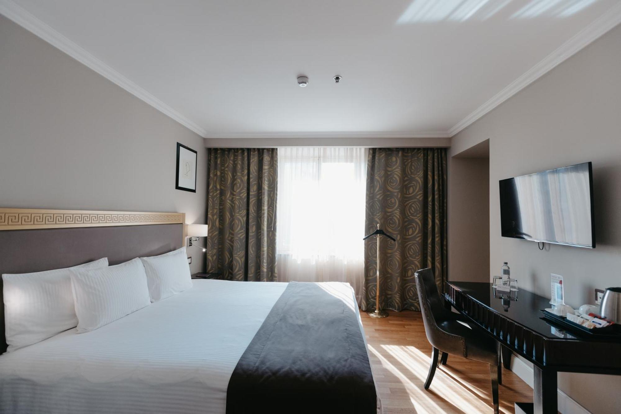 Grand Hotel Yerevan - Small Luxury Hotels Of The World Екстериор снимка