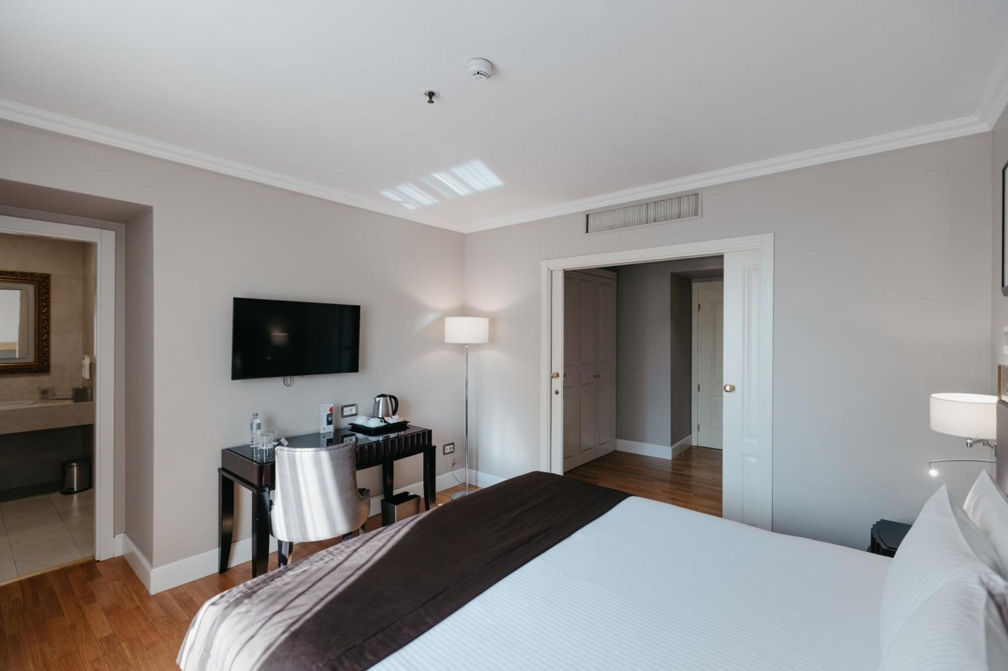Grand Hotel Yerevan - Small Luxury Hotels Of The World Екстериор снимка