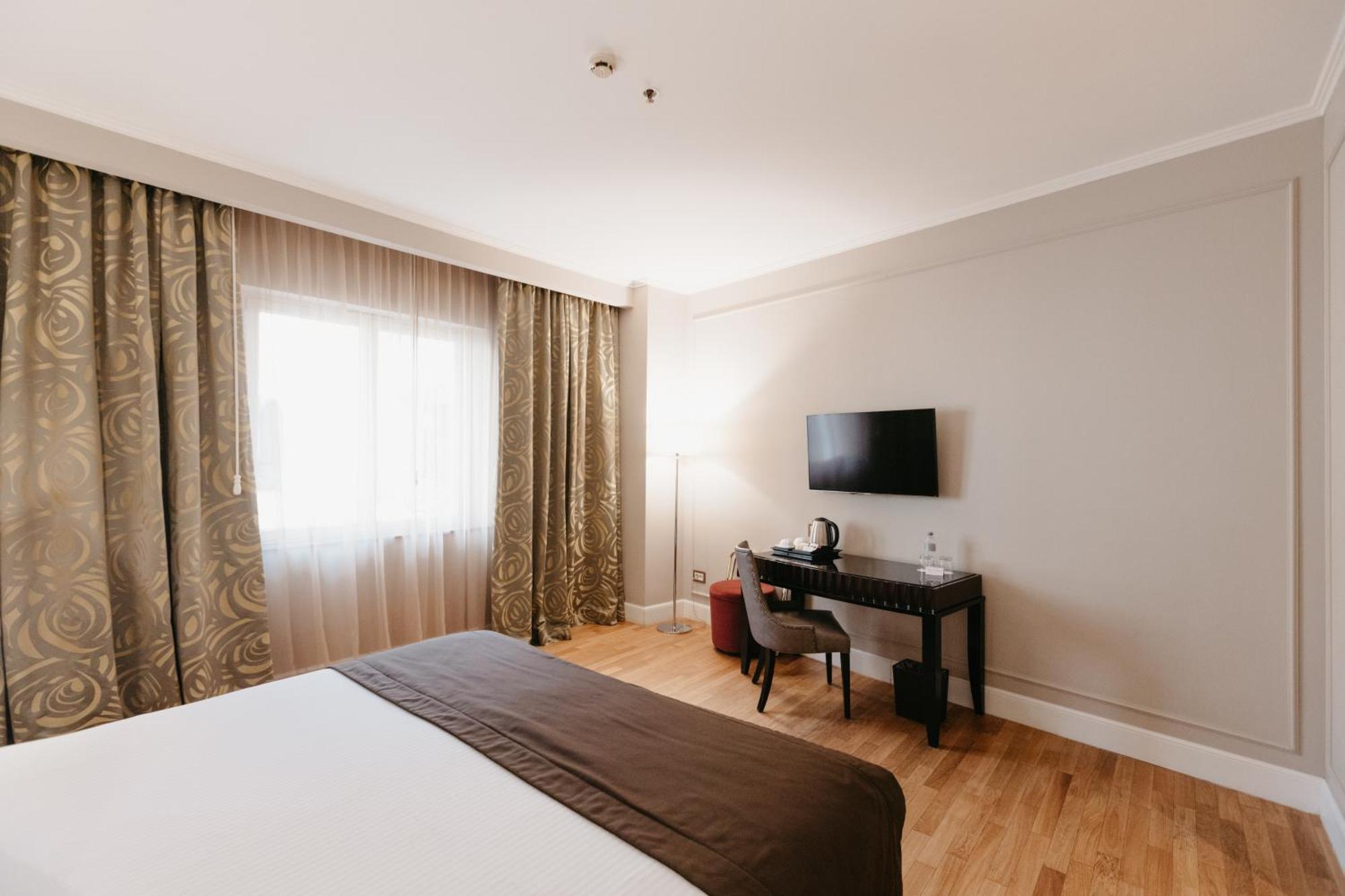 Grand Hotel Yerevan - Small Luxury Hotels Of The World Екстериор снимка