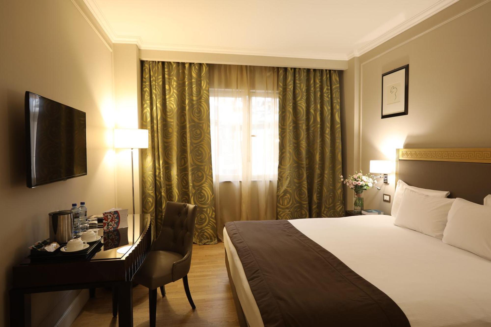 Grand Hotel Yerevan - Small Luxury Hotels Of The World Екстериор снимка