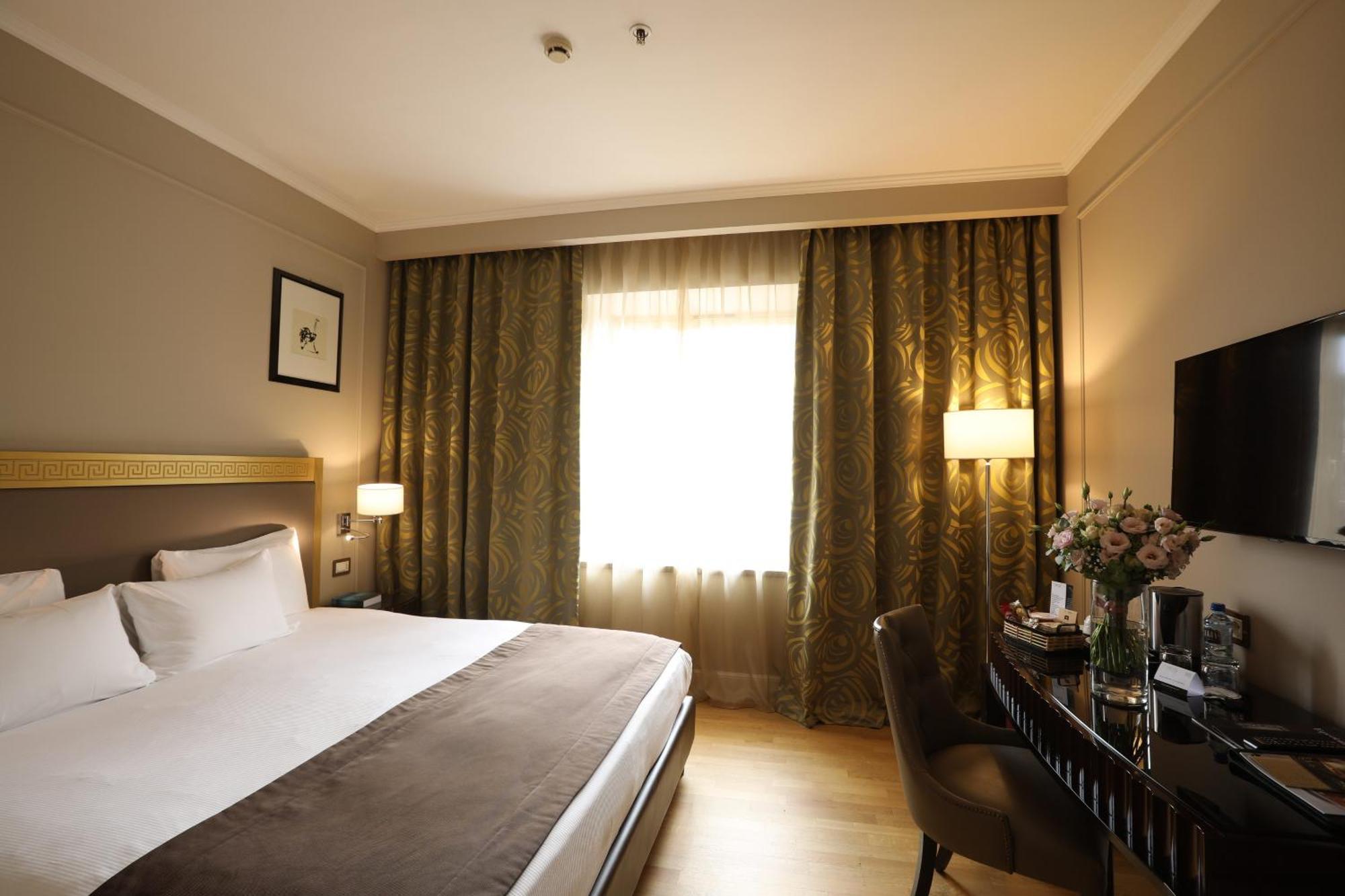 Grand Hotel Yerevan - Small Luxury Hotels Of The World Екстериор снимка