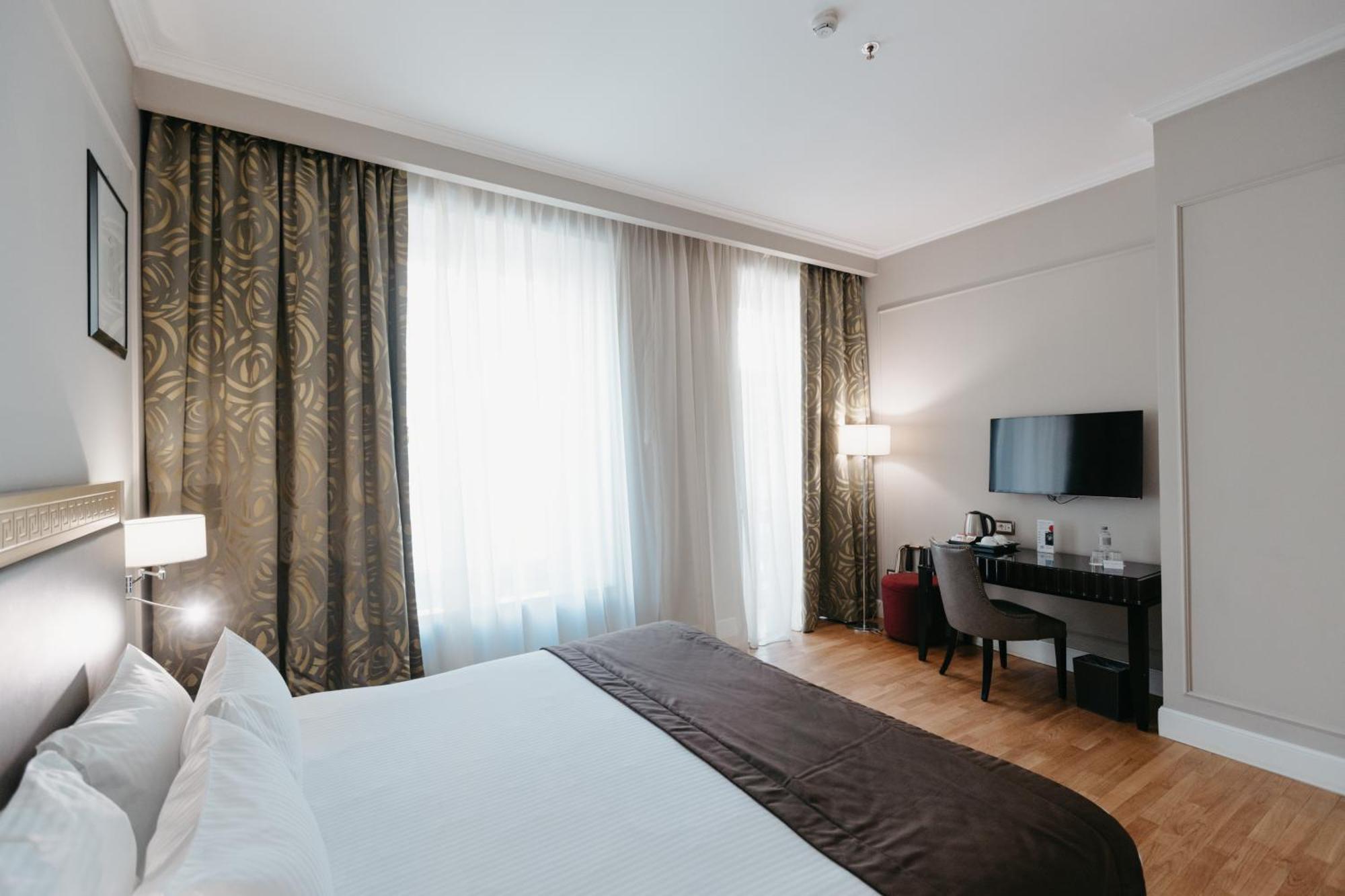 Grand Hotel Yerevan - Small Luxury Hotels Of The World Екстериор снимка